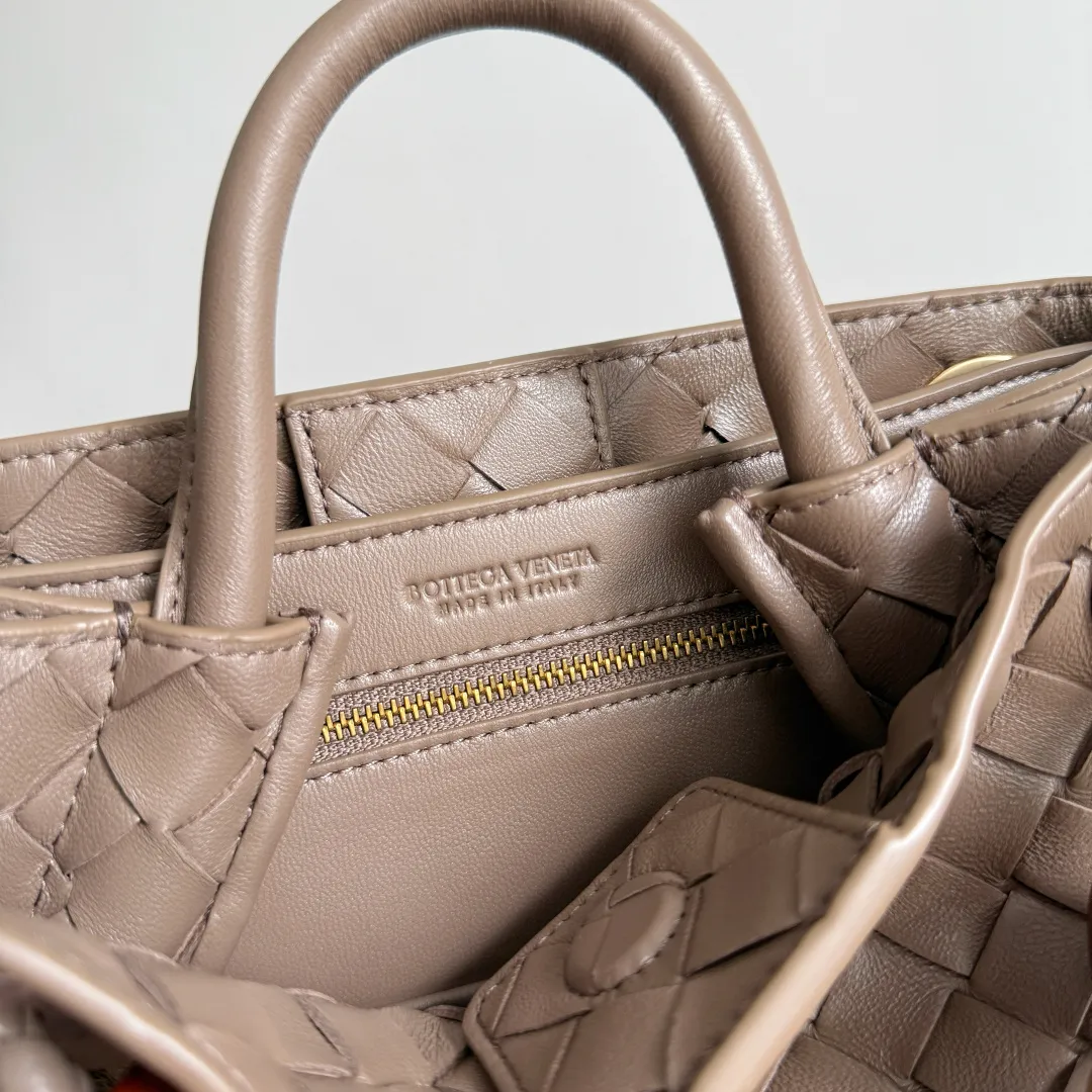 The new Andiamo batch of 3060 BV is shipped‼ ️The classic intercciato weaving process is used to create a soft bag, the metal knot is made of micro-cast aluminum using jewelry technology🪢, and the decorative beads are made of metal and hand-polished oak, allowing you to jump repeatedly between elegance and fun💃, making it unpredictable. Classic and versatile, it shows off your temperament, and the bag has a large capacity, making it very convenient for daily commuting! It has a variety of carrying methods, the shoulder straps can be adjusted by yourself, the original lambskin feels soft and delicate, and the unisex style breaks gender boundaries and brings a more practical and long-lasting use experience. The Andiamo, which has both elegant and casual styles, perfectly interprets the "fashionable old money style". Style number: 743568+wood hardware Color: pine cone brown Size: 25*22*10.5cm